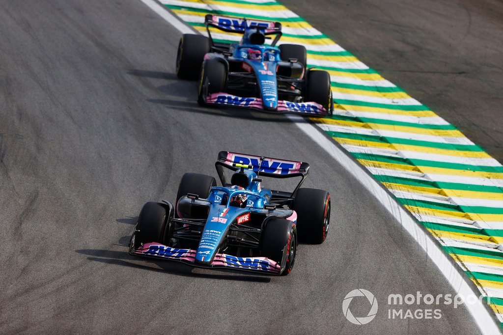 Fernando Alonso achtervolgt Esteban Ocon tijdens de Grand Prix van Brazilië.