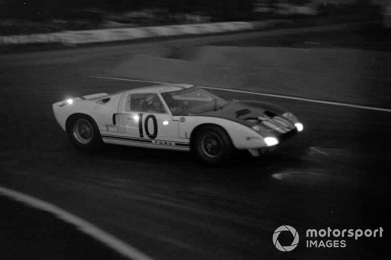 В итоге лучший круг гонки остался за Ford GT40: в ночи его проехал Брюс Макларен