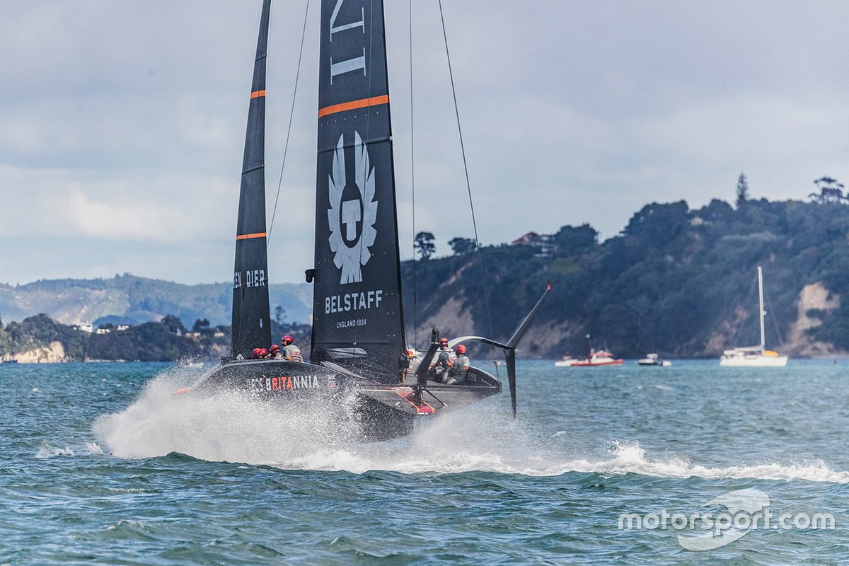 Яхта Ineos Team UK America's Cup AC75
