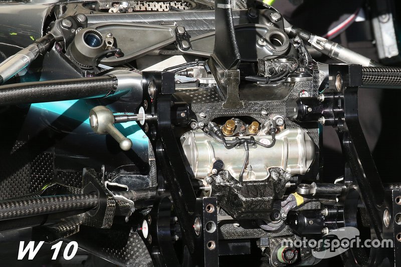 Детали передней подвески и рулевого механизма Mercedes W10, 2019 год