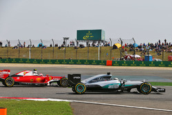 Lewis Hamilton, Mercedes AMG F1 Team W07 and Kimi Raikkonen, Ferrari SF16-H battle for position