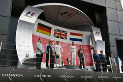 Il podio (da sx a dx): Nico Rosberg, Mercedes AMG F1, secondo; Lewis Hamilton, Mercedes AMG F1, vinc