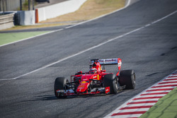 Kimi Raikkonen, Ferrari met banden van Pirelli voor 2017