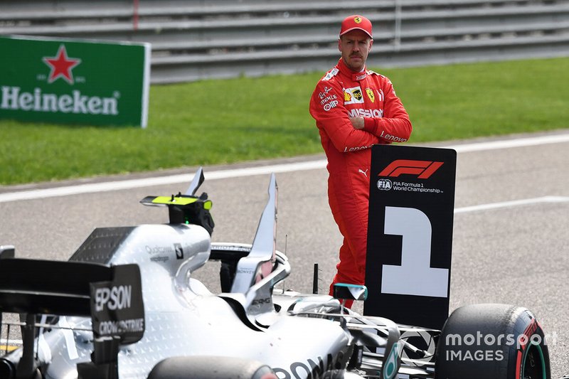 Себастьян Феттель вивчає болід Mercedes AMG F1 W10 своїх суперників