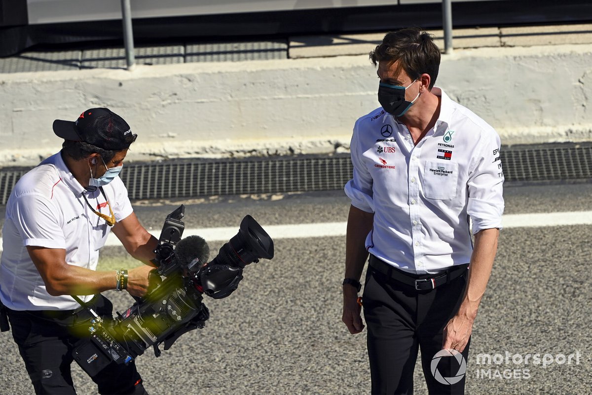 Toto Wolff, Executive Director (Business), Mercedes AMG and Jean Michel Tibi, FOM Cameraman
