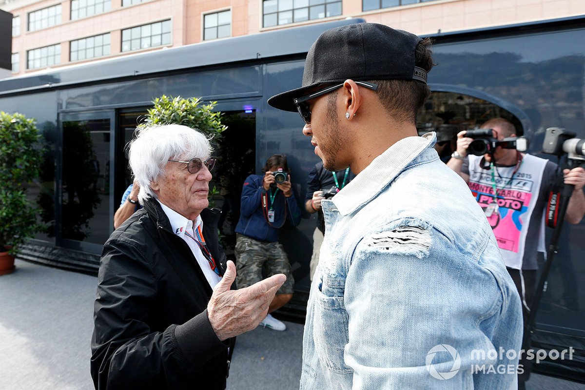 Bernie Ecclestone, mantan CEO Formula 1, saat berbincang dengan Lewis Hamilton, Mercedes AMG dalam sebuah kesempatan.