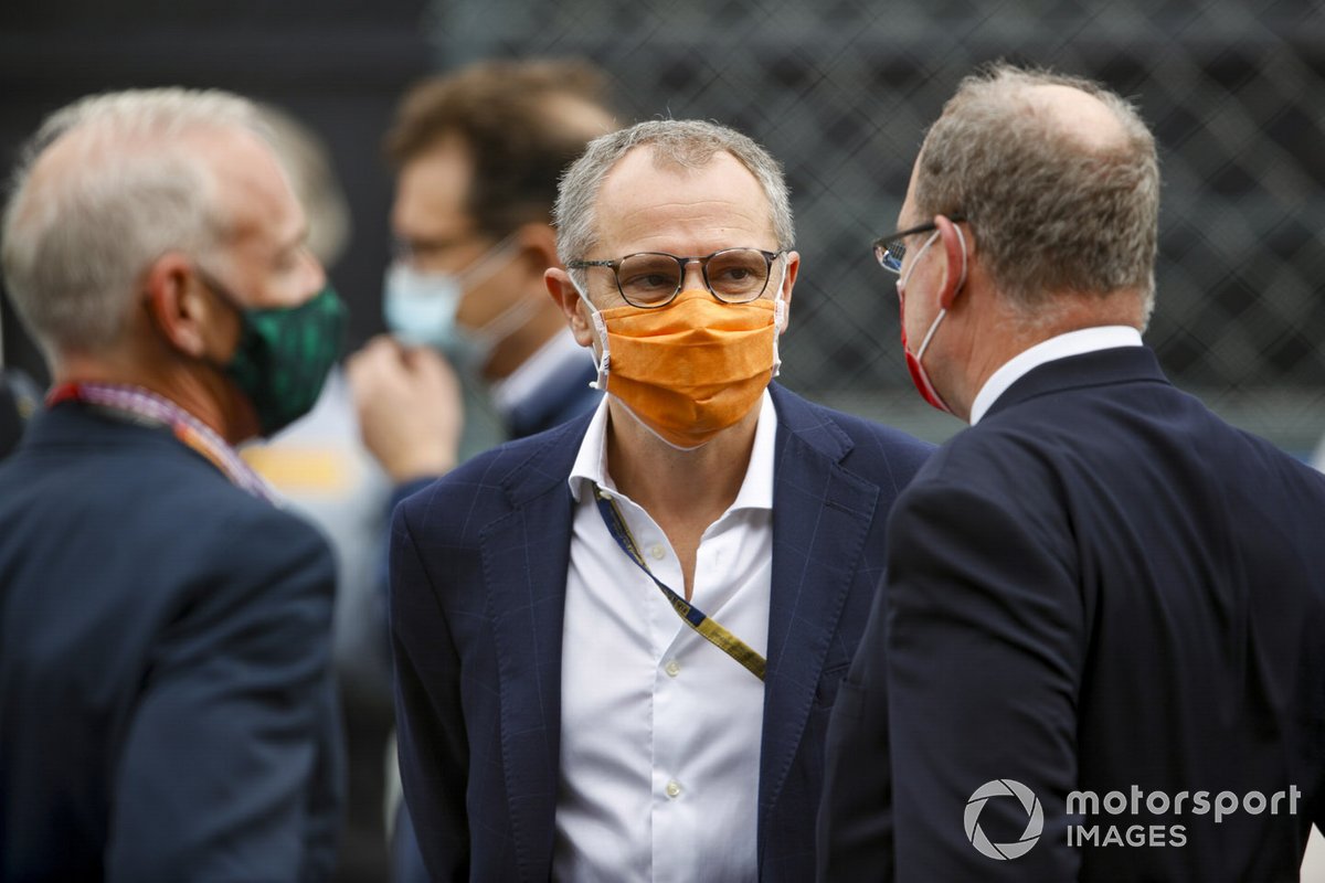 Guests and dignitaries on the grid with Stefano Domenicali, Chief Executive FOM