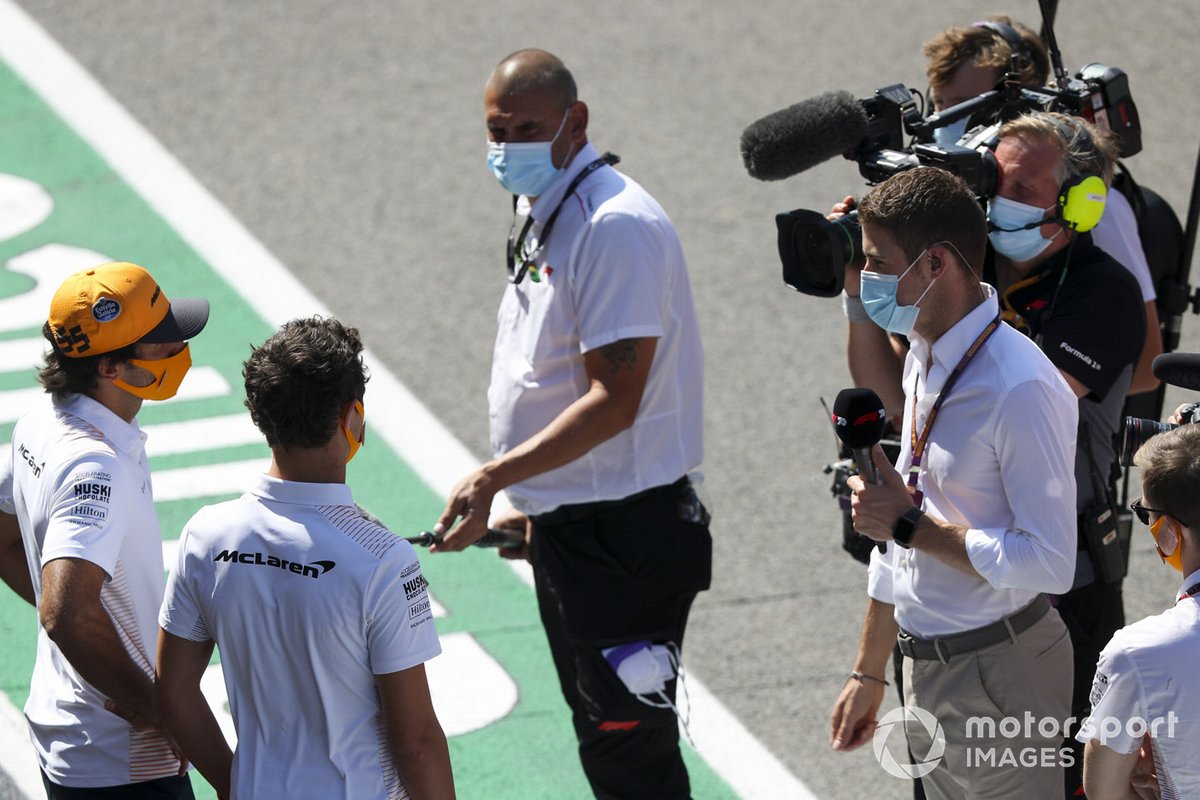 Carlos Sainz Jr., McLaren y Lando Norris, McLaren hablan con Paul di Resta, Sky, TV.