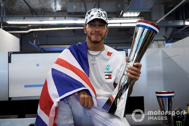 Lewis Hamilton, Mercedes AMG F1, celebra su sexto campeonato del mundo