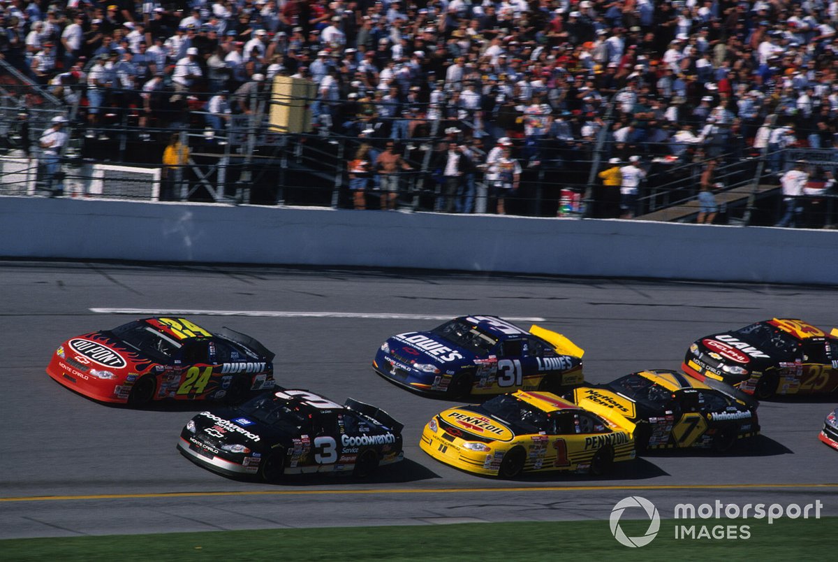 Dale Earnhardt delante de Jeff Gordon en las Daytona 500 de 2001