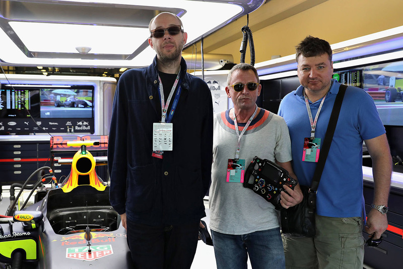 Группа Chemicals Brothers в боксах Red Bull Racing