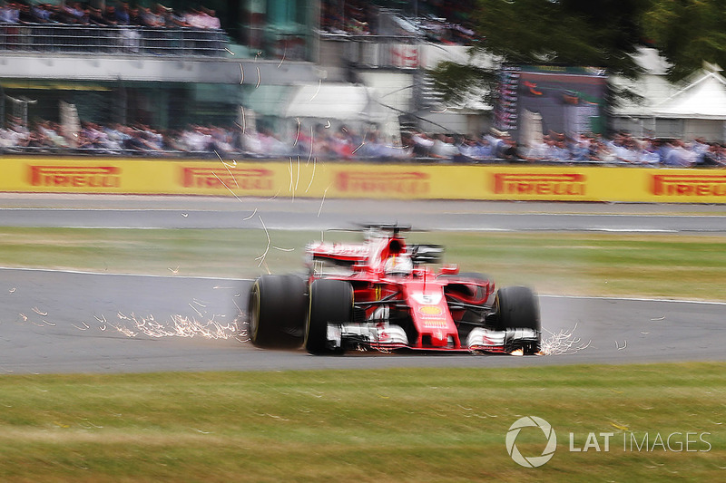 Sebastian Vettel Raikkonen'in ardından sol ön lastiğini patlatıyor
