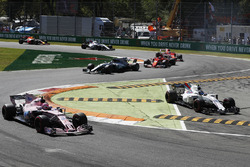 Esteban Ocon, Sahara Force India F1 VJM10, Lance Stroll, Williams FW40