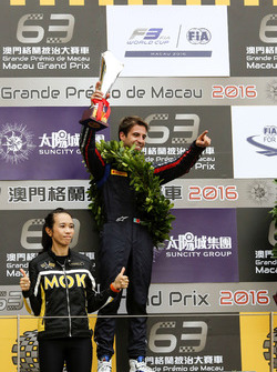 Podio: il vincitore della gara António Felix da Costa, Carlin Dallara Volkswagen