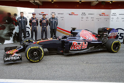 James Key, Scuderia Toro Rosso Technical Director met Max Verstappen, Scuderia Toro Rosso, Carlos Sainz Jr.,Scuderia Toro Rosso, Franz Tost, Scuderia Toro Rosso Team Principal en de Scuderia Toro Rosso STR11