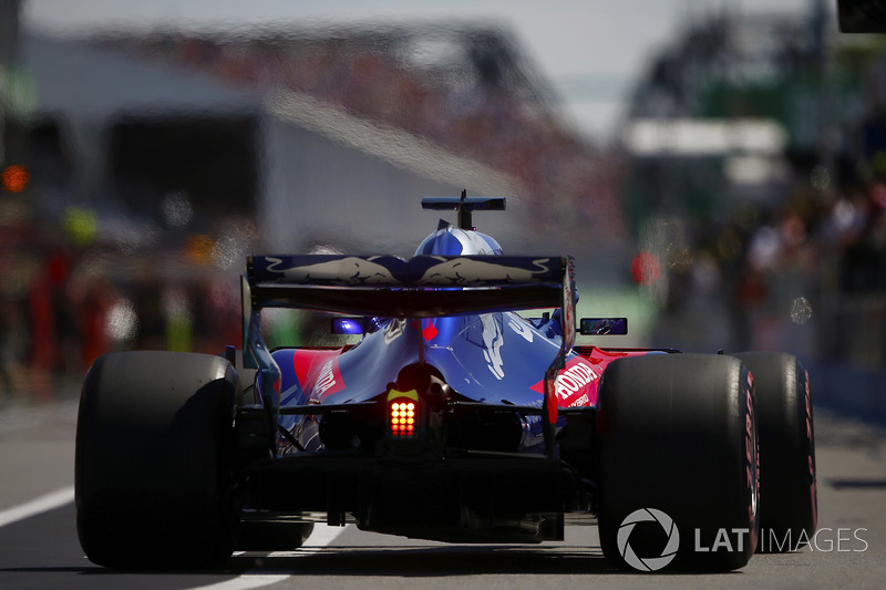 Brendon Hartley, Toro Rosso STR13, vuelve al pit lane