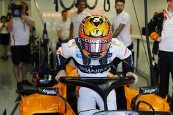 Стоффель Вандорн, McLaren, сідає у кокпіт.