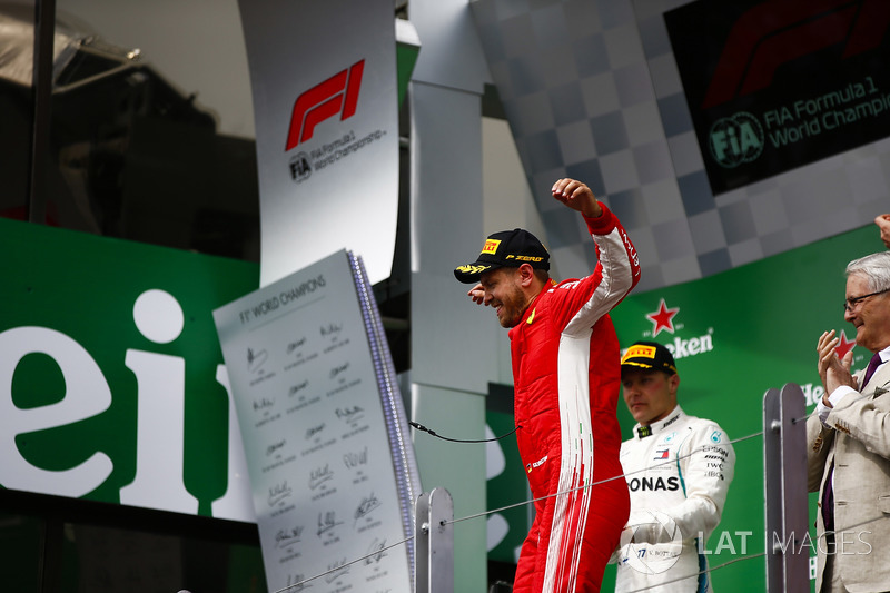 Sebastian Vettel, Ferrari, 1° classificato, festeggia all'arrivo sul podio