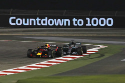 Макс Ферстаппен, Red Bull Racing RB14, и Льюис Хэмилтон, Mercedes AMG F1 W09