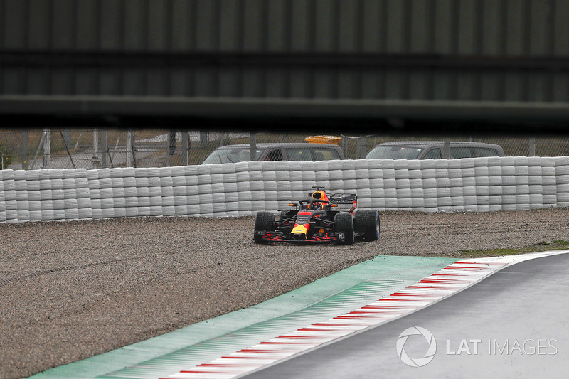 Daniel Ricciardo, Red Bull Racing RB14, nella ghiaia