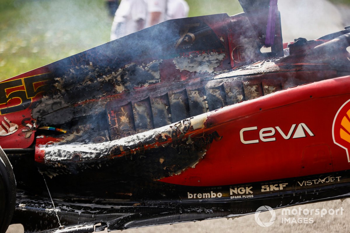 Повреждения машины Карлоса Сайнса, Ferrari F1-75, после пожара