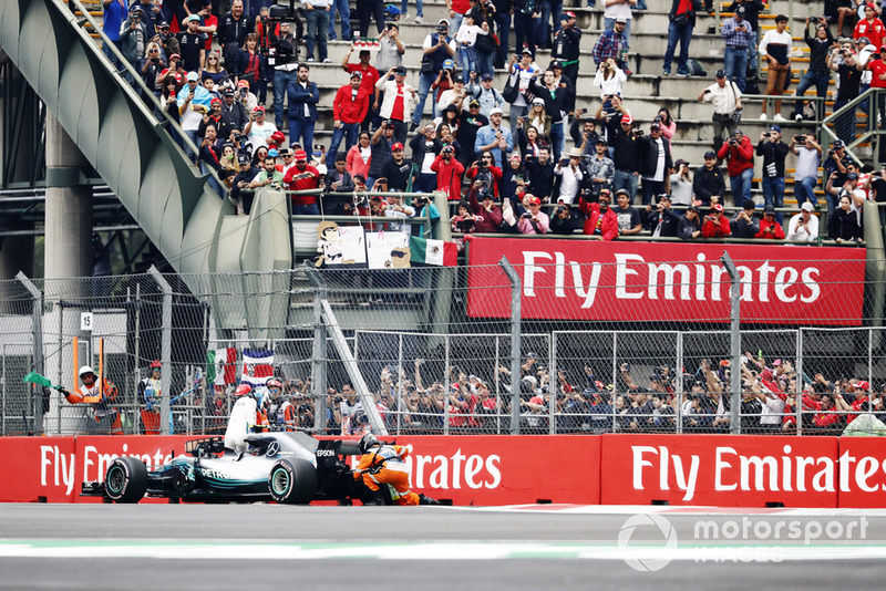 Valtteri Bottas, Mercedes AMG F1 W09 EQ Power+, arrêté en piste