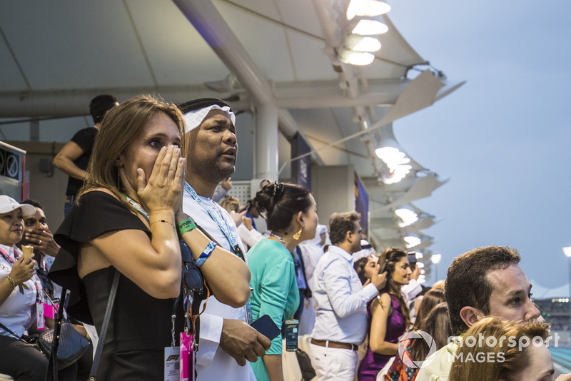 Worried fans look on after a heavy crash for Nico Hulkenberg, Renault Sport F1 Team
