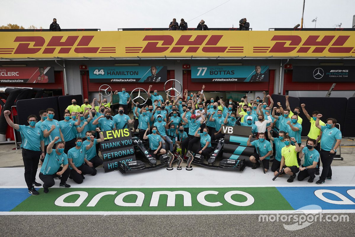 Skuad Mercedes-AMG Petronas, termasuk prinsipal tim Toto Wolff, pembalap Lewis Hamilton dan Valtteri Bottas, merayakan gelar konstruktor F1 ketujuh yang mereka raih dalam tujuh musim secara beruntun.
