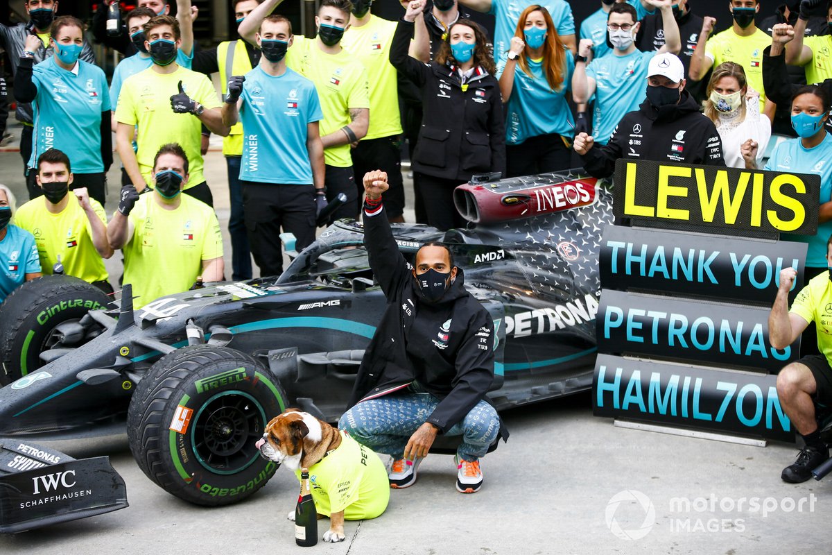 Lewis Hamilton, Mercedes-AMG F1, merayakan gelar ketujuh Formula 1 bersama staf Mercedes.