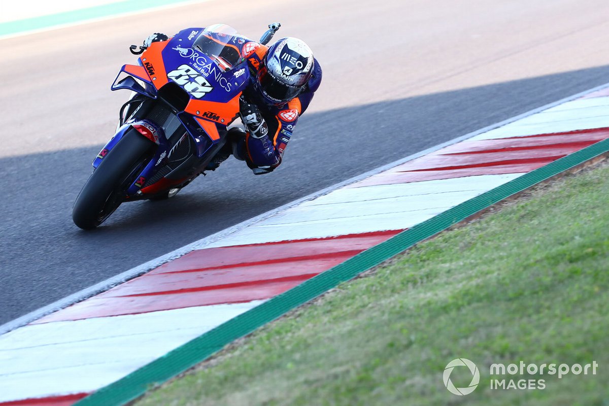 Pembalap Red Bull KTM Tech 3, Miguel Oliveira, memacu motornya di Sirkuit Algarve, Portimao, Portugal.