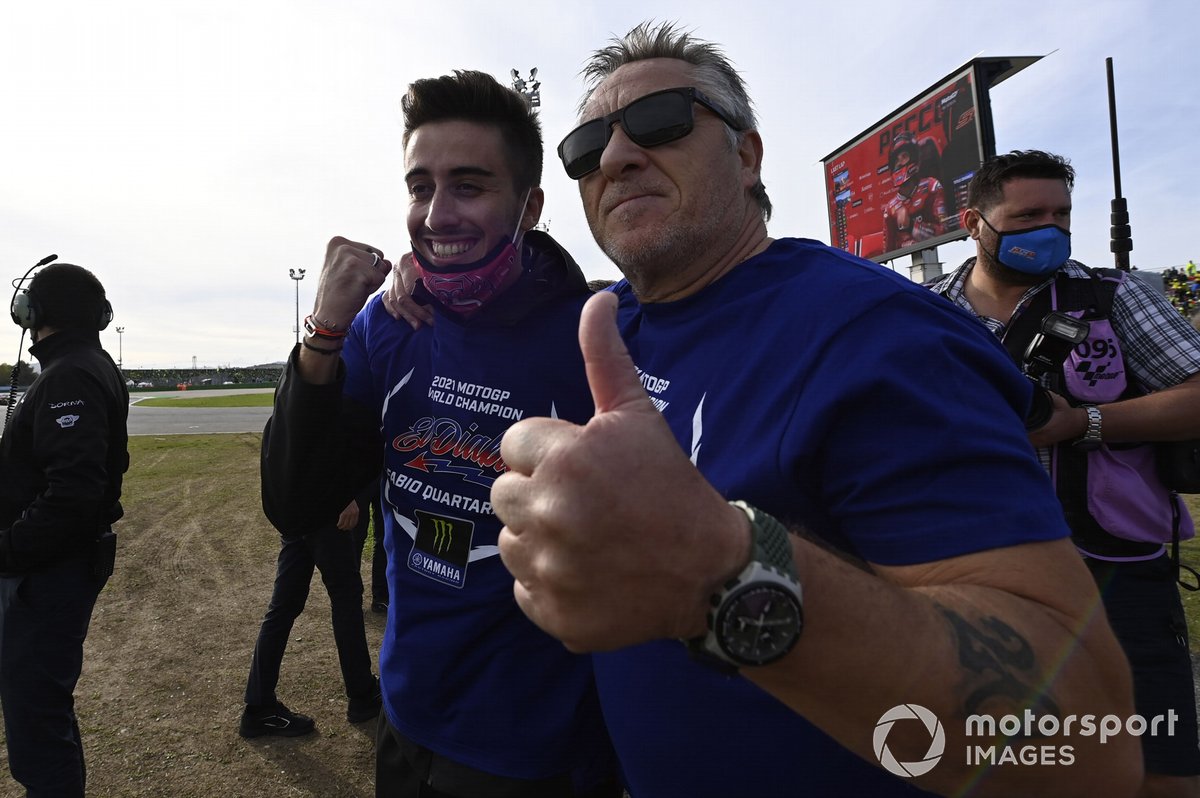Sahabat dan ayah Fabio Quartararo, Thomas Maubant dan Etienne Quartararo, berperan besar dalam keberhasilan pembalap asal Prancis itu merebut gelar juara dunia MotoGP 2021.