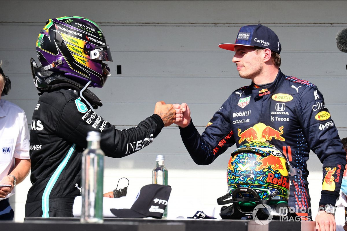 Lewis Hamilton, Mercedes, en Max Verstappen, Red Bull Racing,