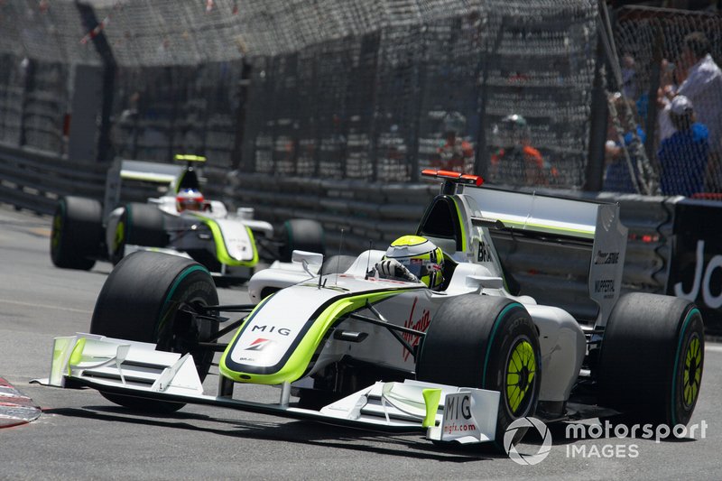 Duet pembalap Tim Brawn GP, Jenson Button dan Rubens Barrichello di atas Brawn BGP001 di F1 2009.
