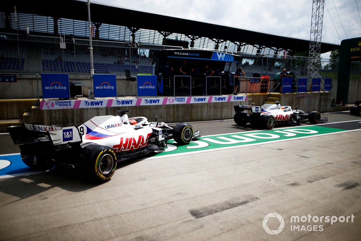 Mick Schumacher, Haas VF-21, dan Nikita Mazepin, Haas VF-21, meninggalkan pit