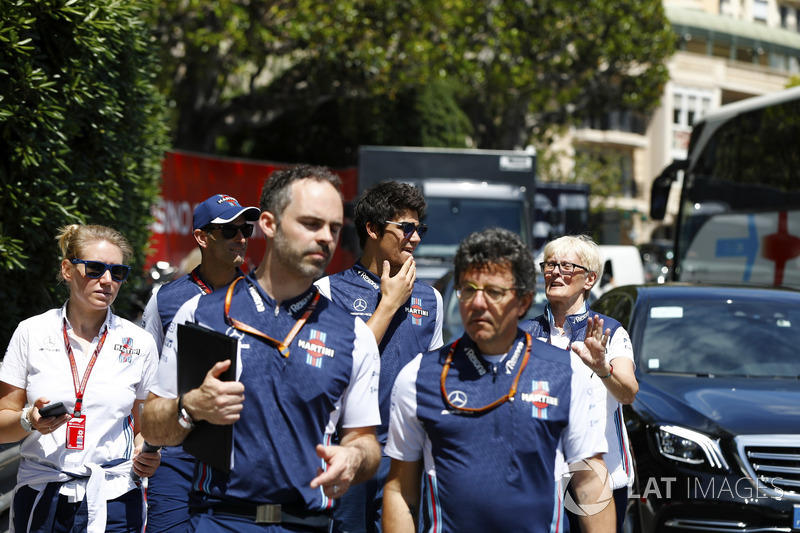 Lance Stroll, Williams Racing, cammina lungo il circuito con i colleghi, inclusa Anne Bradshaw, addetta stampa