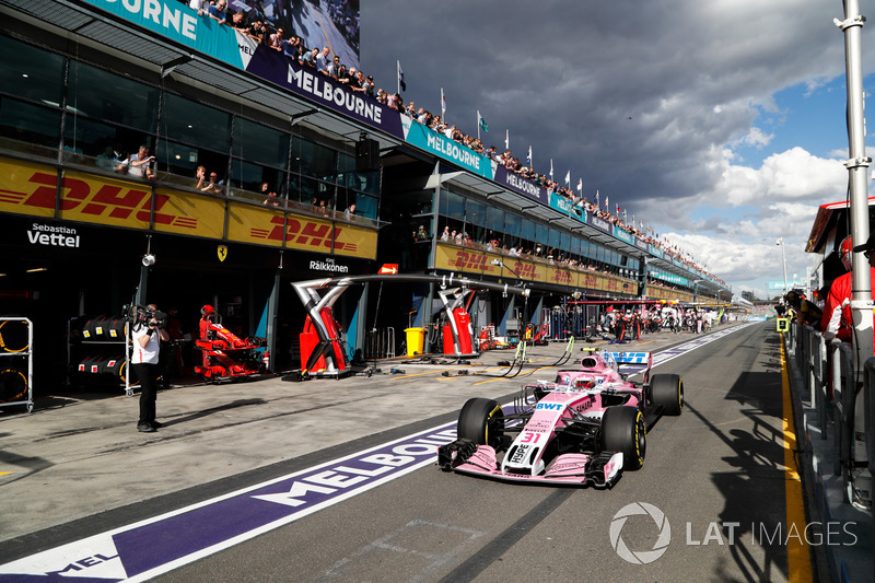 Esteban Ocon, Force India VJM11 Mercedes, in pit lane dopo il pit stop