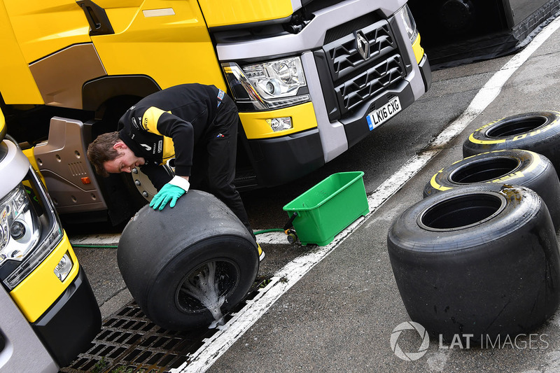 Механик Renault Sport F1 Team моет шины Pirelli