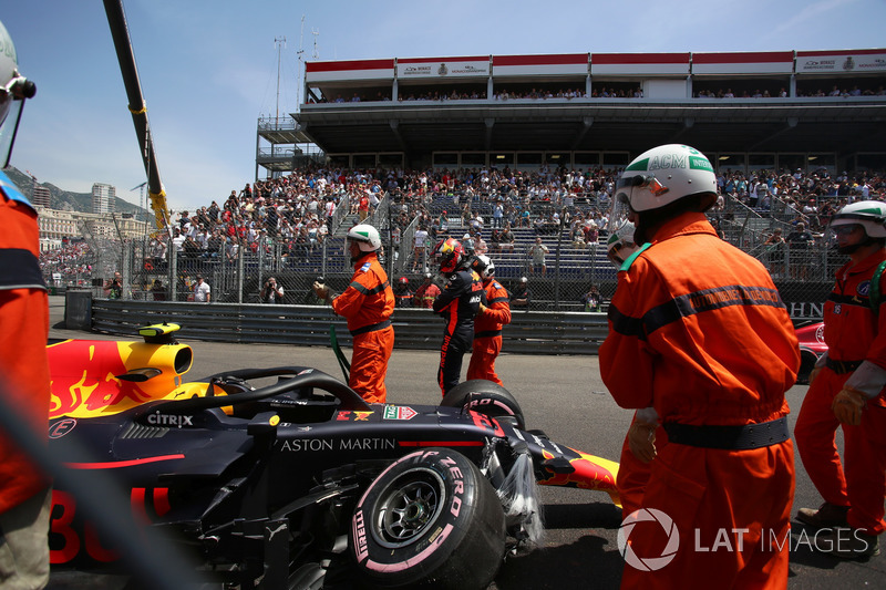 I marshal recuperano la monoposto incidentata di Max Verstappen, Red Bull Racing RB14