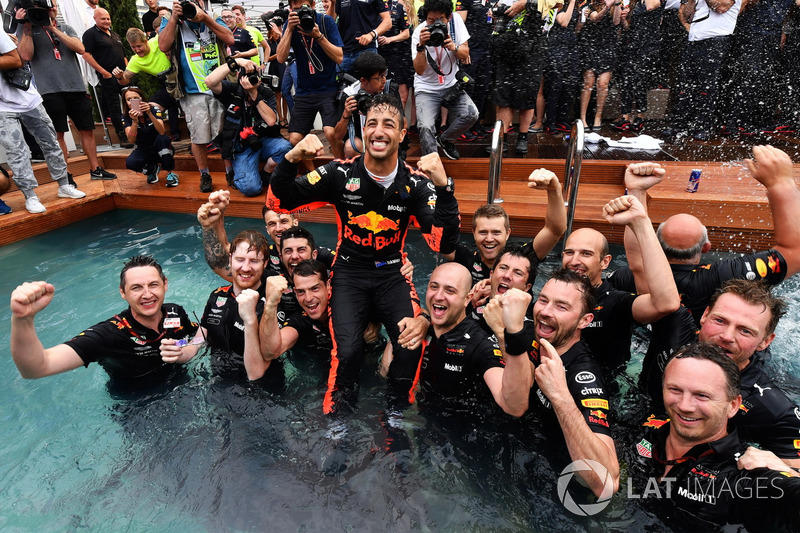 A Red Bull fergeteges monacói medencés partija