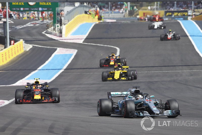 Льюіс Хемілтон, Mercedes AMG F1 W09, попереду Макса Ферстаппена, Red Bull Racing RB14, Карлоса Сайнса, Renault Sport F1 Team R.S. 18, та Даніеля Ріккардо, Red Bull Racing RB14