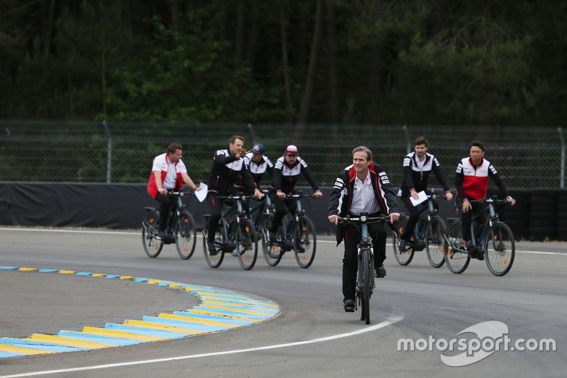 Alexander Wurz, Fernando Alonso, Sébastien Buemi, Kazuki Nakajima, Toyota Gazoo Racing bike the trac