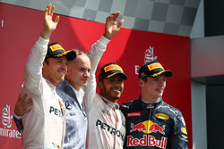 Переможець гонки Льюїс Хемілтон, Mercedes AMG F1 W07; Друге місце Ніко Росберг, Mercedes AMG Petrona