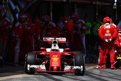 Sebastian Vettel, Ferrari SF16-H beim Boxenstopp