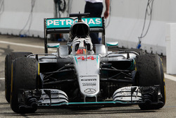 Racewinnaar Lewis Hamilton, Mercedes AMG F1 W07 Hybrid viert feest als hij parc ferme betreedt
