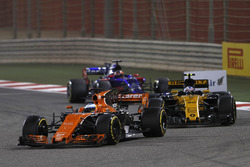 Фернандо Алонсо, McLaren MCL32, попереду Джоліона Палмера, Renault Sport F1 Team RS17, та Данііла Кв