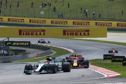 Lewis Hamilton, Mercedes AMG F1 W08 ve Max Verstappen, Red Bull Racing RB13 liderlik mücadelesi