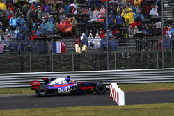 Daniil Kvyat, Scuderia Toro Rosso STR12 runs wide into the bollards