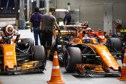 Stoffel Vandoorne, McLaren MCL32, Fernando Alonso, McLaren MCL32, Parc Ferme