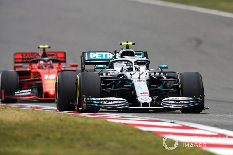 Валттері Боттас, Mercedes AMG W10, попереду Шарля Леклера, Ferrari SF90