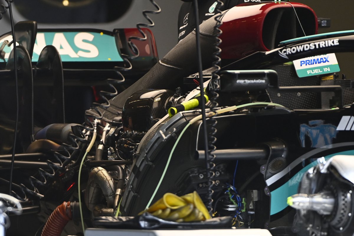 Detail mesin Mercedes W12 saat akan turun di GP Turki.